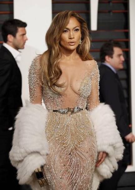 Dopo la cerimonia di consegna degli Oscar,  subito tempo della festa pi cool dell&#39;anno, il Vanity Fair Oscar Party. L&#39;evento  cos irrinunciabile che tantissime star non rinunciano ad un cambio d&#39;abito, passando spesso da una mise classica ad una davvero... hot. Noi abbiamo scelto le pi belle. Tutti pronti? Ecco Jennifer Lopez ((Reuters)